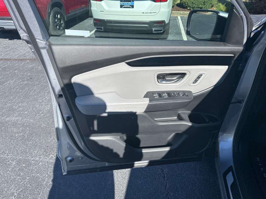 new 2025 Honda Pilot car, priced at $44,931