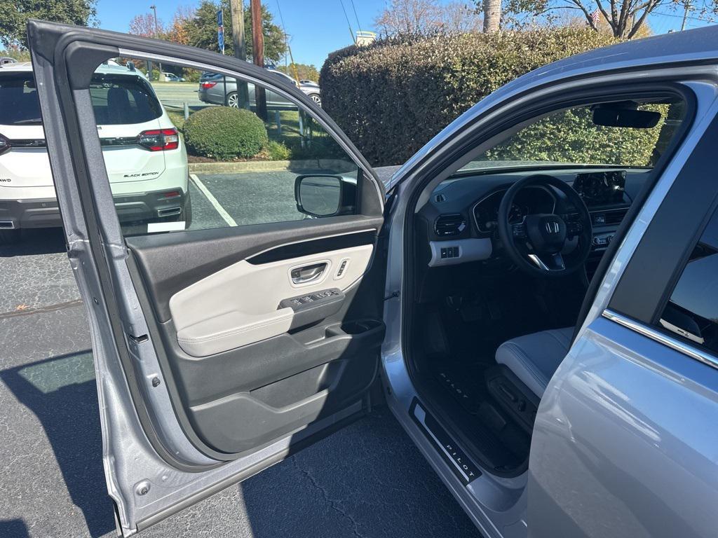 new 2025 Honda Pilot car, priced at $44,931