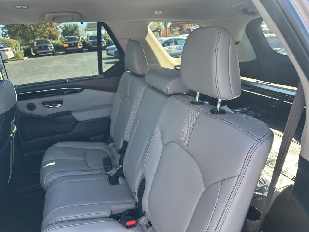 new 2025 Honda Pilot car, priced at $44,931