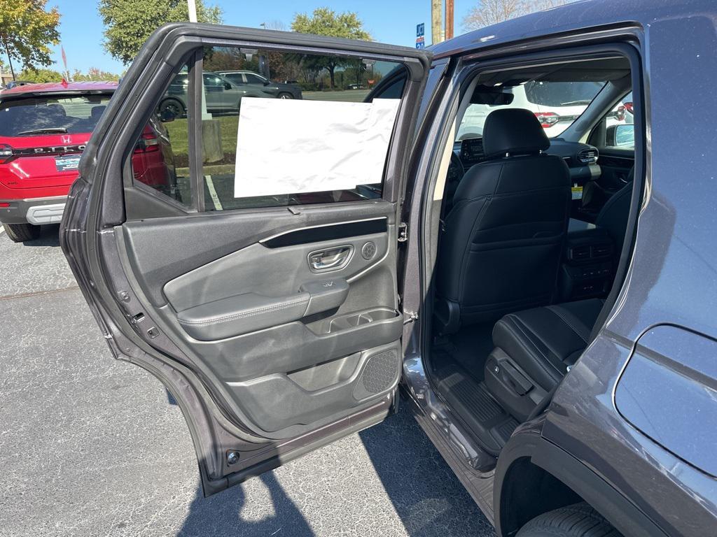 new 2025 Honda Pilot car, priced at $42,414