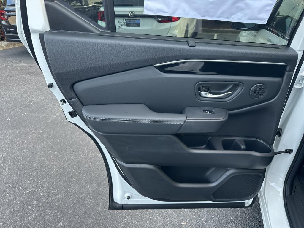 new 2025 Honda Pilot car, priced at $45,880