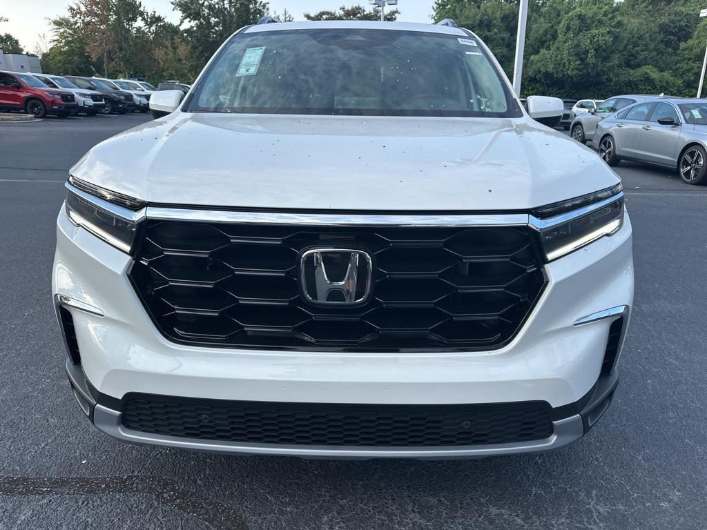 new 2025 Honda Pilot car, priced at $45,880