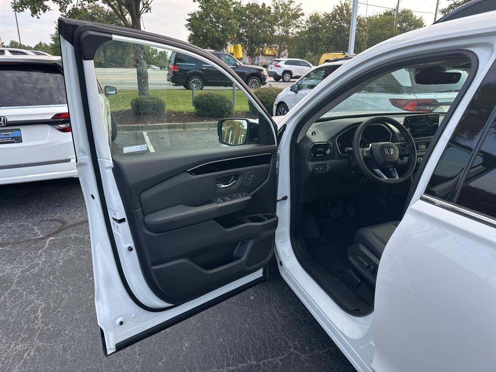 new 2025 Honda Pilot car, priced at $45,880