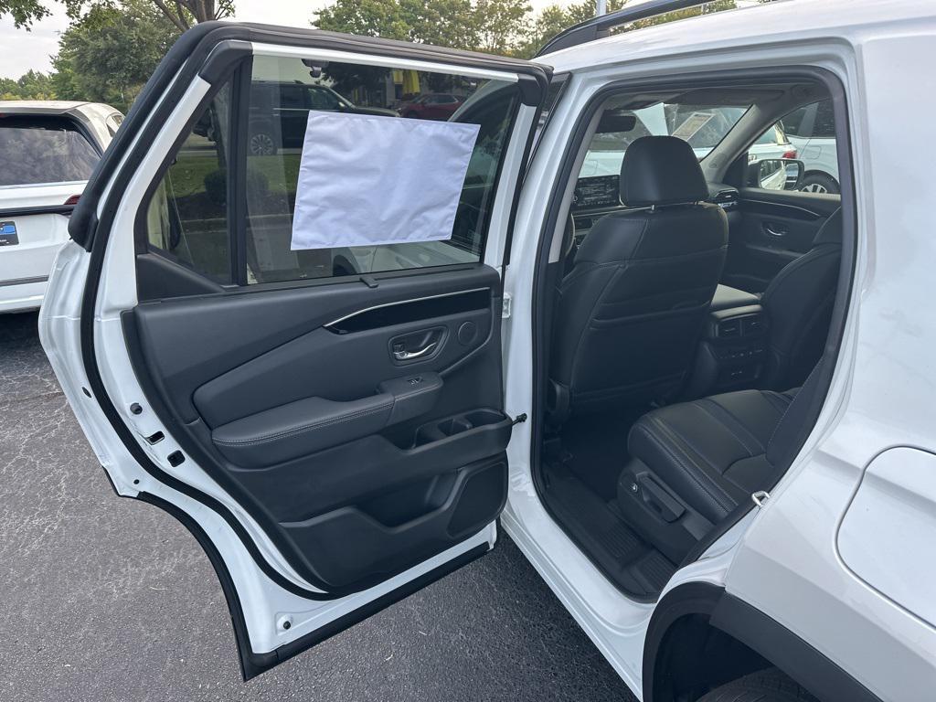 new 2025 Honda Pilot car, priced at $45,880