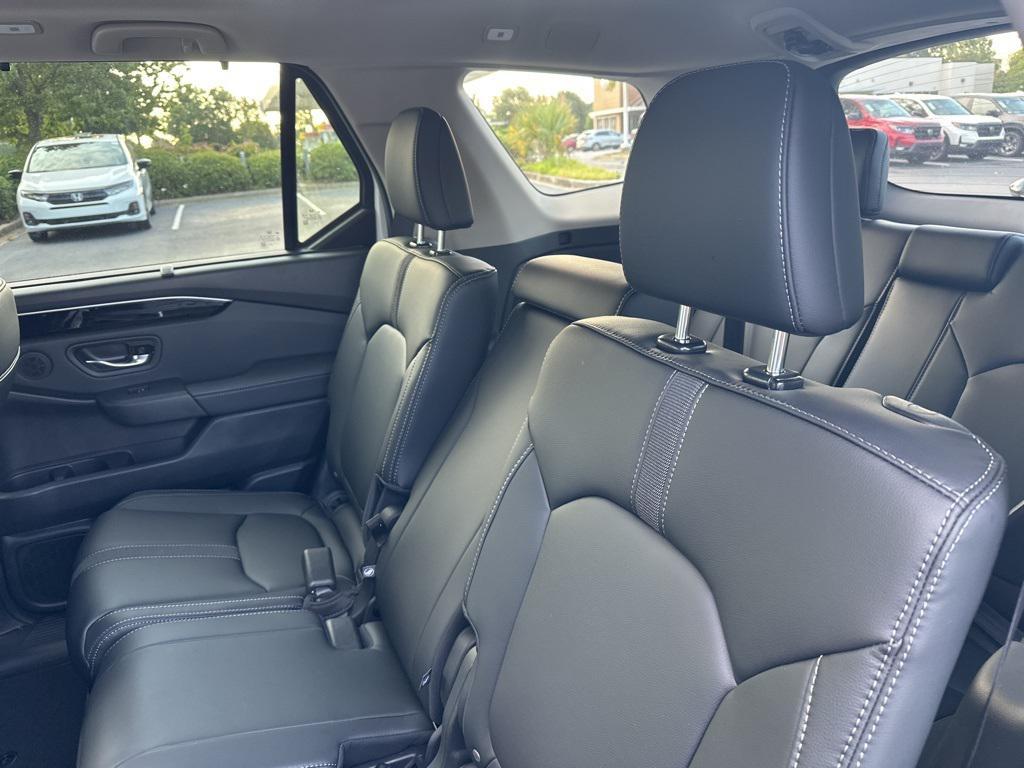 new 2025 Honda Pilot car, priced at $45,880