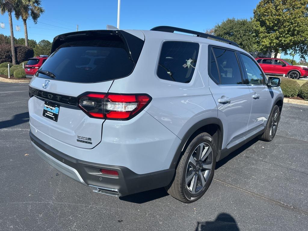 new 2025 Honda Pilot car, priced at $45,880