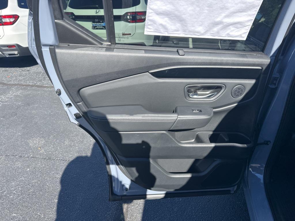 new 2025 Honda Pilot car, priced at $45,880