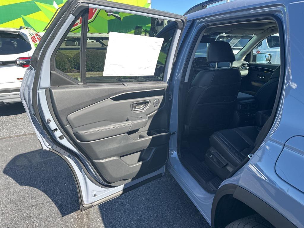 new 2025 Honda Pilot car, priced at $45,880