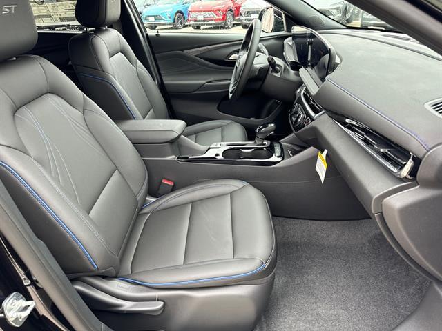 new 2025 Buick Envista car, priced at $29,374