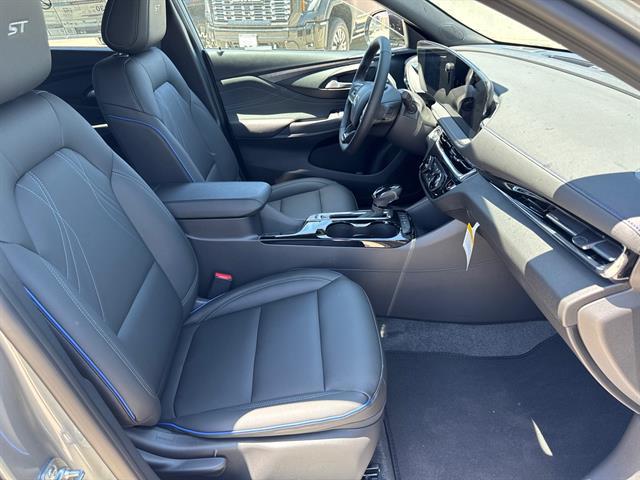 new 2025 Buick Envista car, priced at $27,985