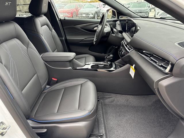 new 2025 Buick Envista car, priced at $28,879