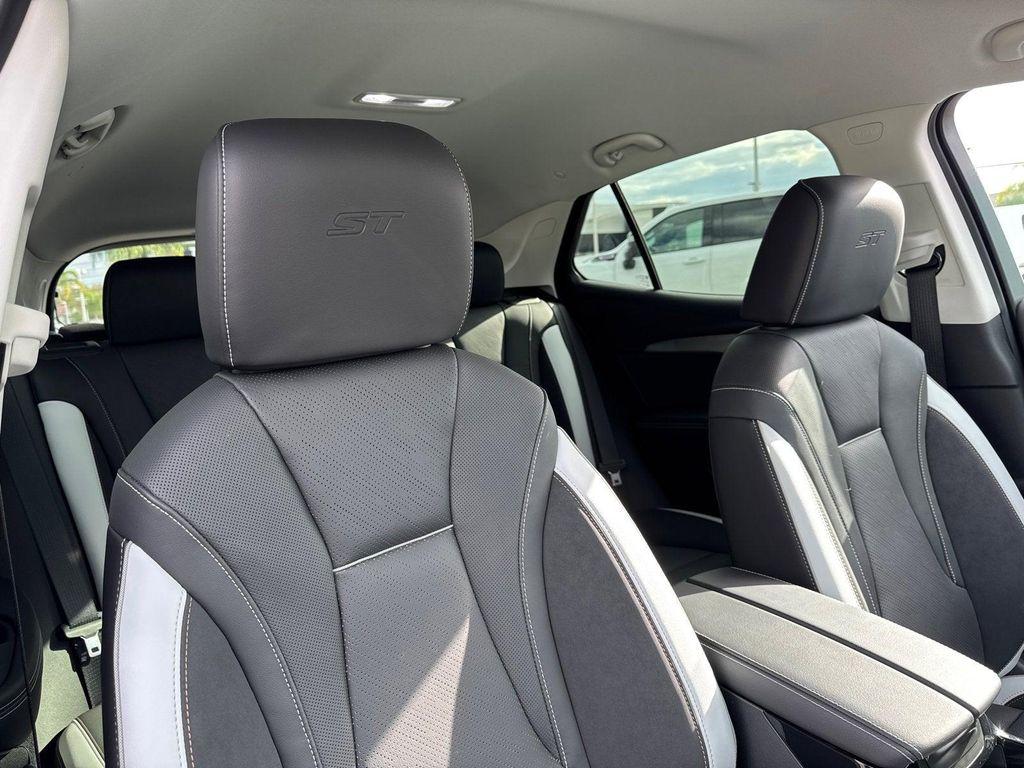 used 2025 Buick Envision car, priced at $34,520