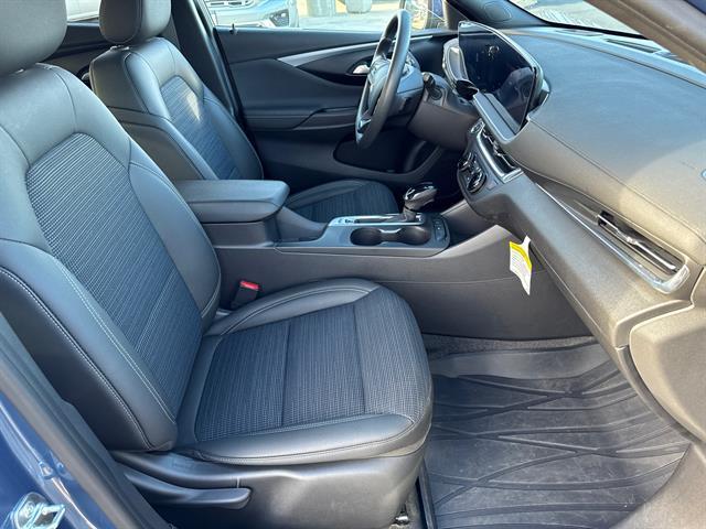 new 2025 Buick Envista car, priced at $25,335