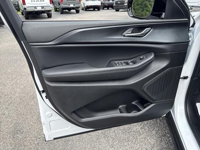 new 2025 Jeep Grand Cherokee car, priced at $40,905