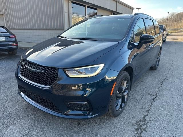 new 2025 Chrysler Pacifica car, priced at $43,497