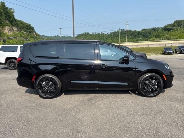 new 2025 Chrysler Pacifica car, priced at $51,597