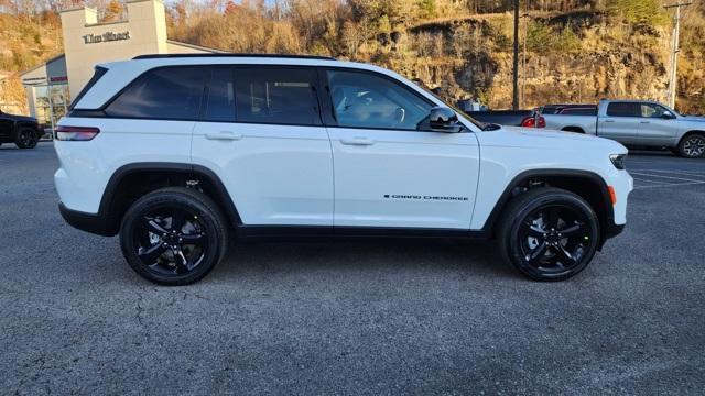 new 2025 Jeep Grand Cherokee car, priced at $40,997