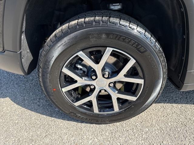 new 2025 Jeep Grand Cherokee car, priced at $39,297