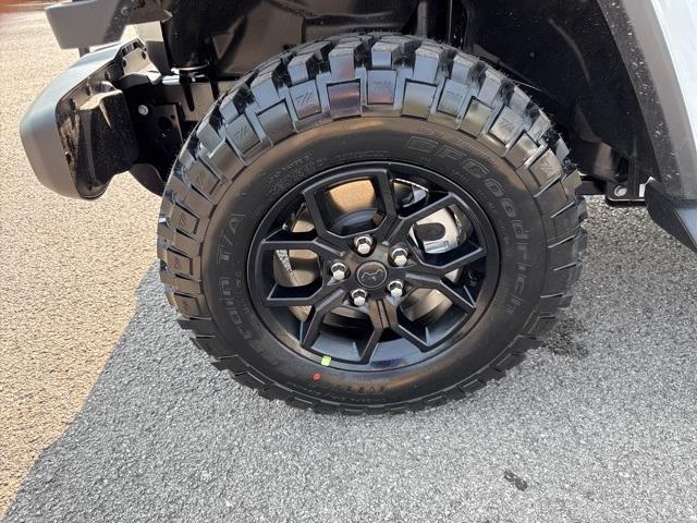 new 2025 Jeep Gladiator car, priced at $40,997