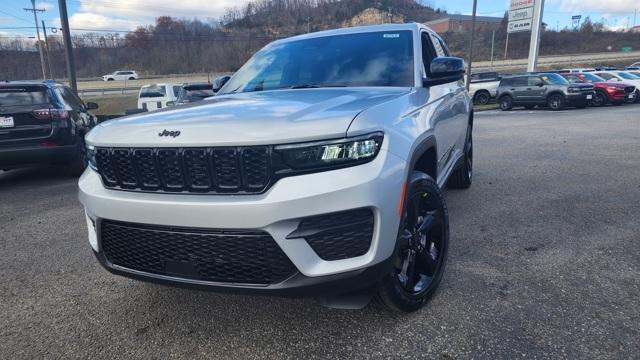 new 2025 Jeep Grand Cherokee car, priced at $40,197