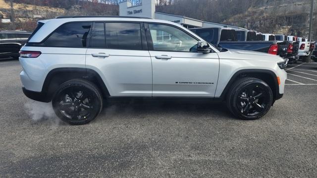 new 2025 Jeep Grand Cherokee car, priced at $40,197