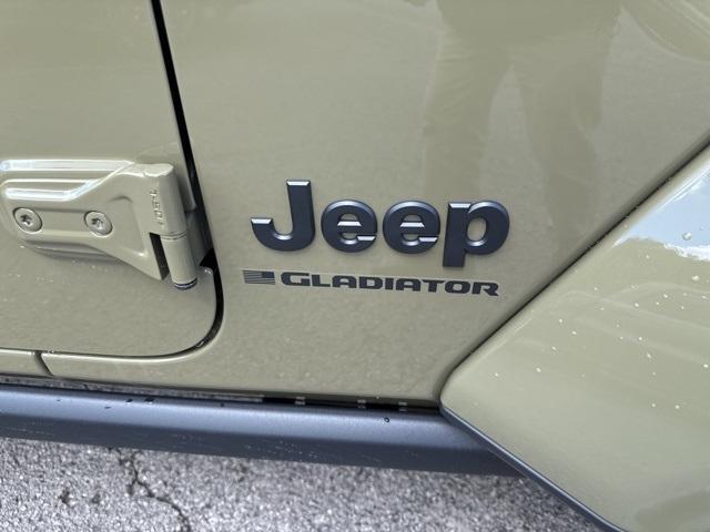 new 2025 Jeep Gladiator car, priced at $44,197