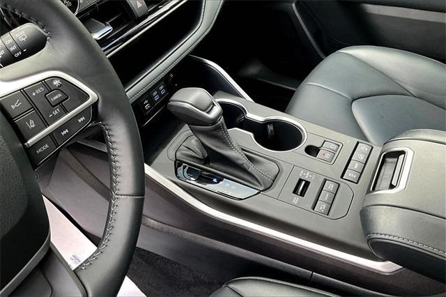 used 2022 Toyota Highlander car, priced at $34,995