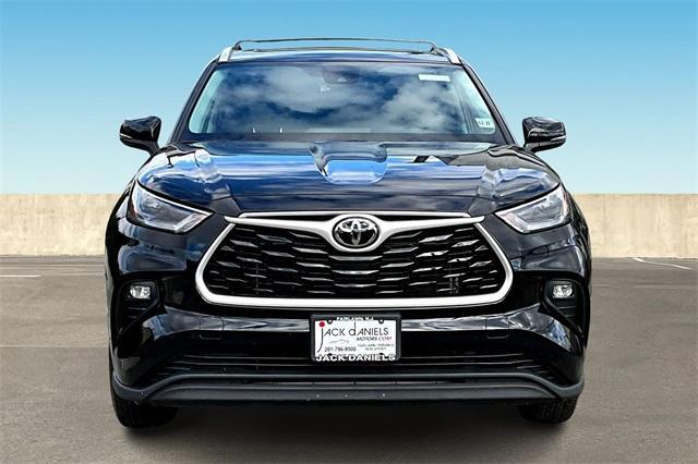 used 2022 Toyota Highlander car, priced at $34,995