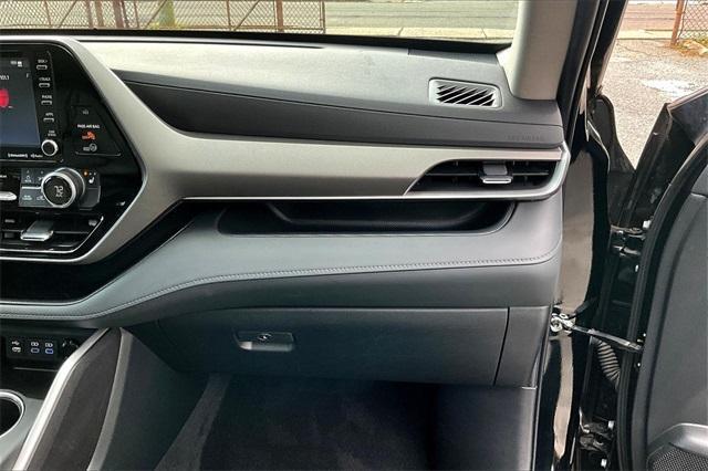 used 2022 Toyota Highlander car, priced at $34,995