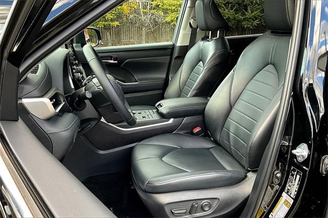 used 2022 Toyota Highlander car, priced at $34,995
