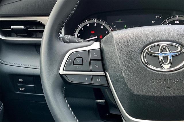 used 2022 Toyota Highlander car, priced at $34,995