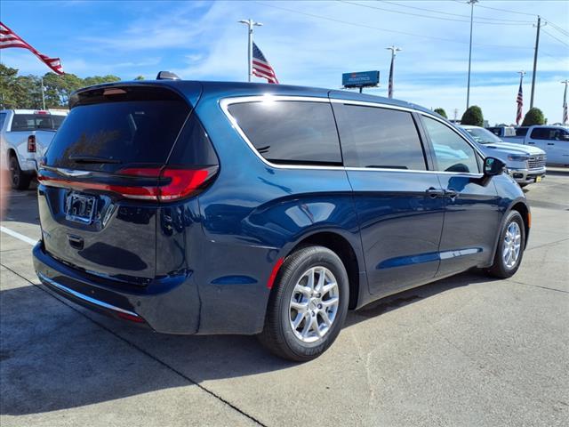 new 2025 Chrysler Pacifica car, priced at $41,607