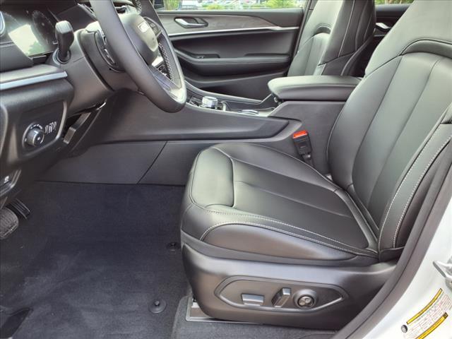 new 2025 Jeep Grand Cherokee car, priced at $40,925