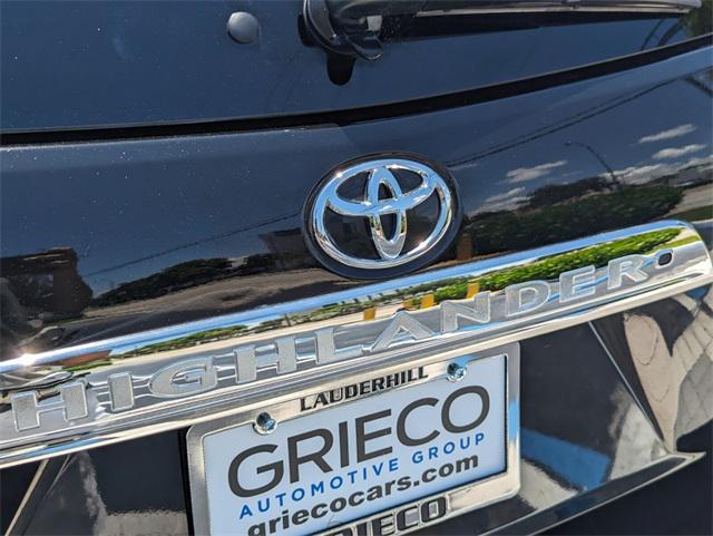used 2013 Toyota Highlander car, priced at $9,995