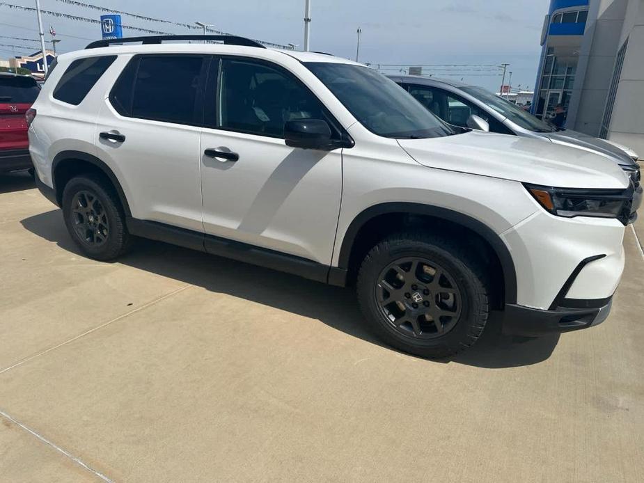 new 2025 Honda Pilot car, priced at $50,950