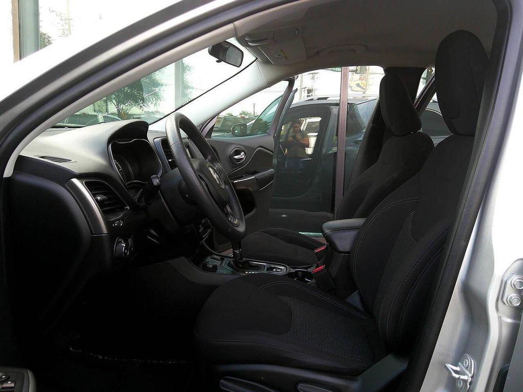 used 2019 Jeep Cherokee car