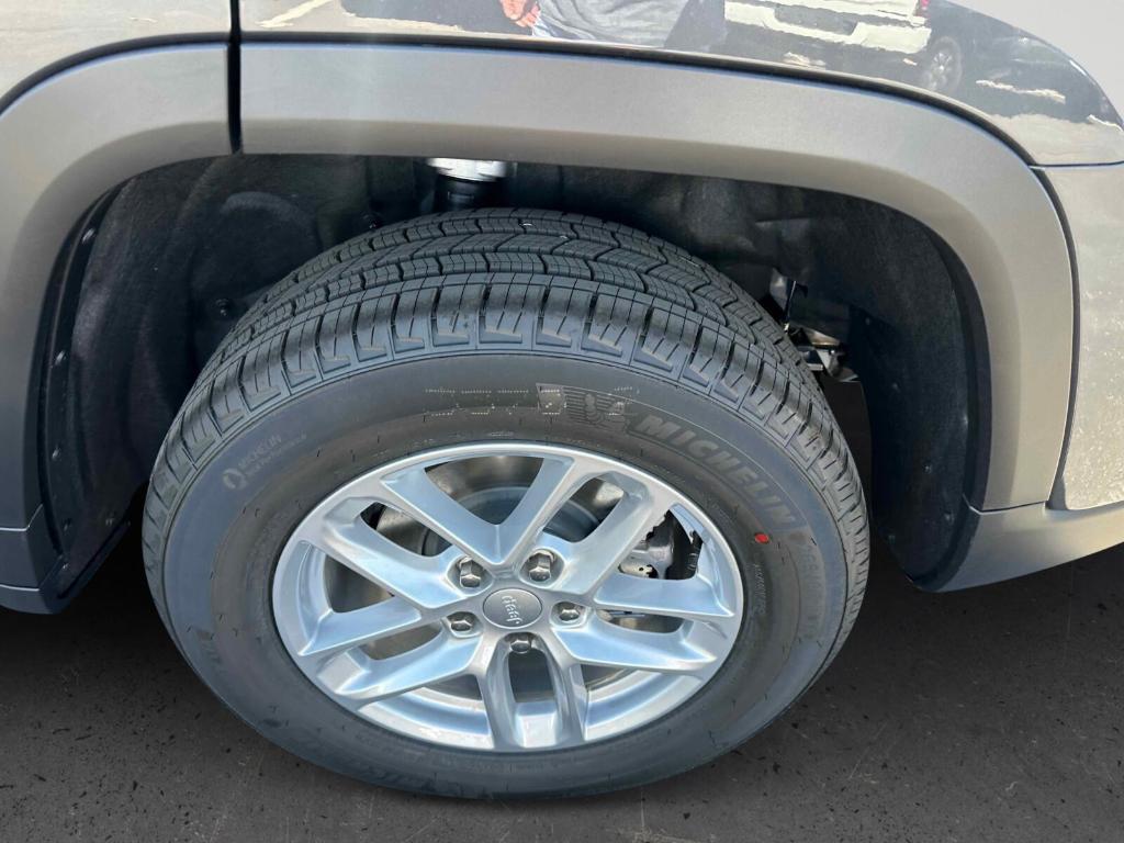 new 2025 Jeep Grand Cherokee car, priced at $39,120