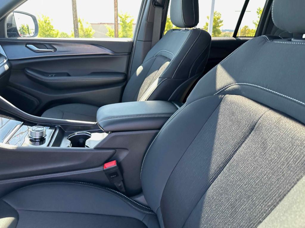 new 2025 Jeep Grand Cherokee car, priced at $39,120