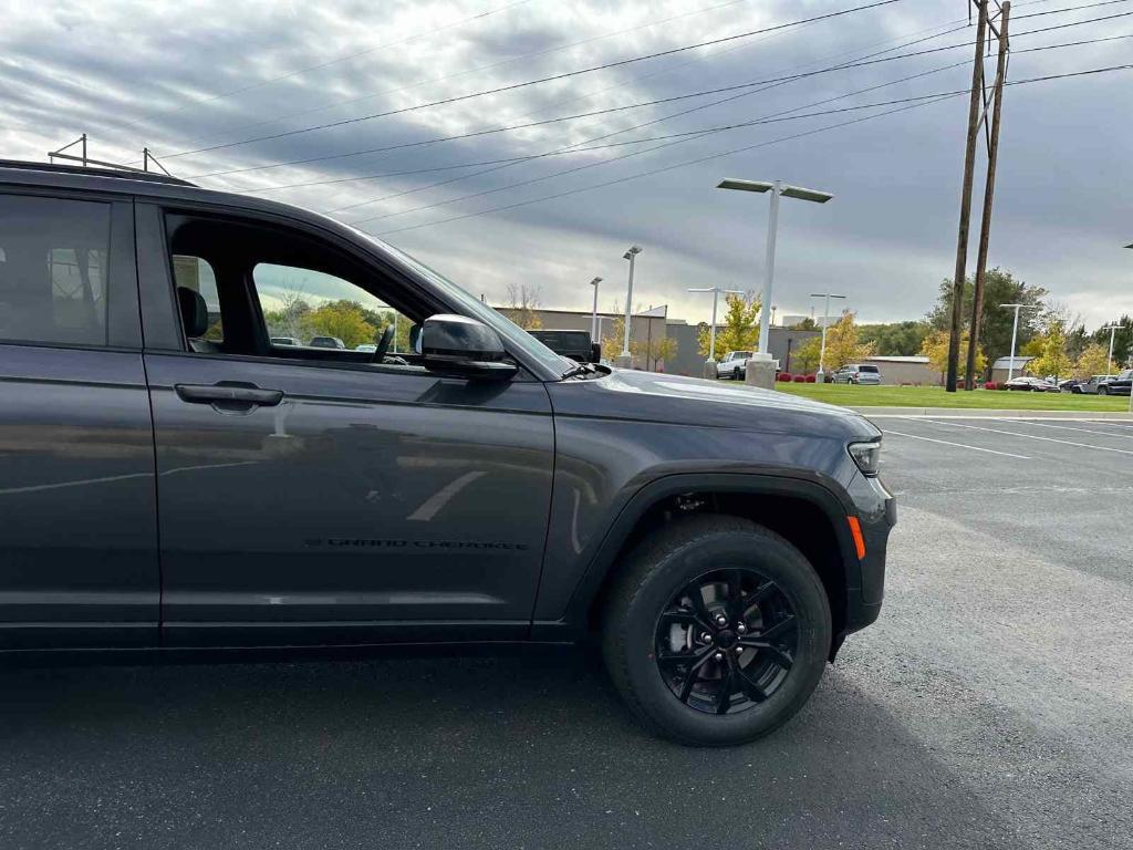 new 2025 Jeep Grand Cherokee car, priced at $43,789