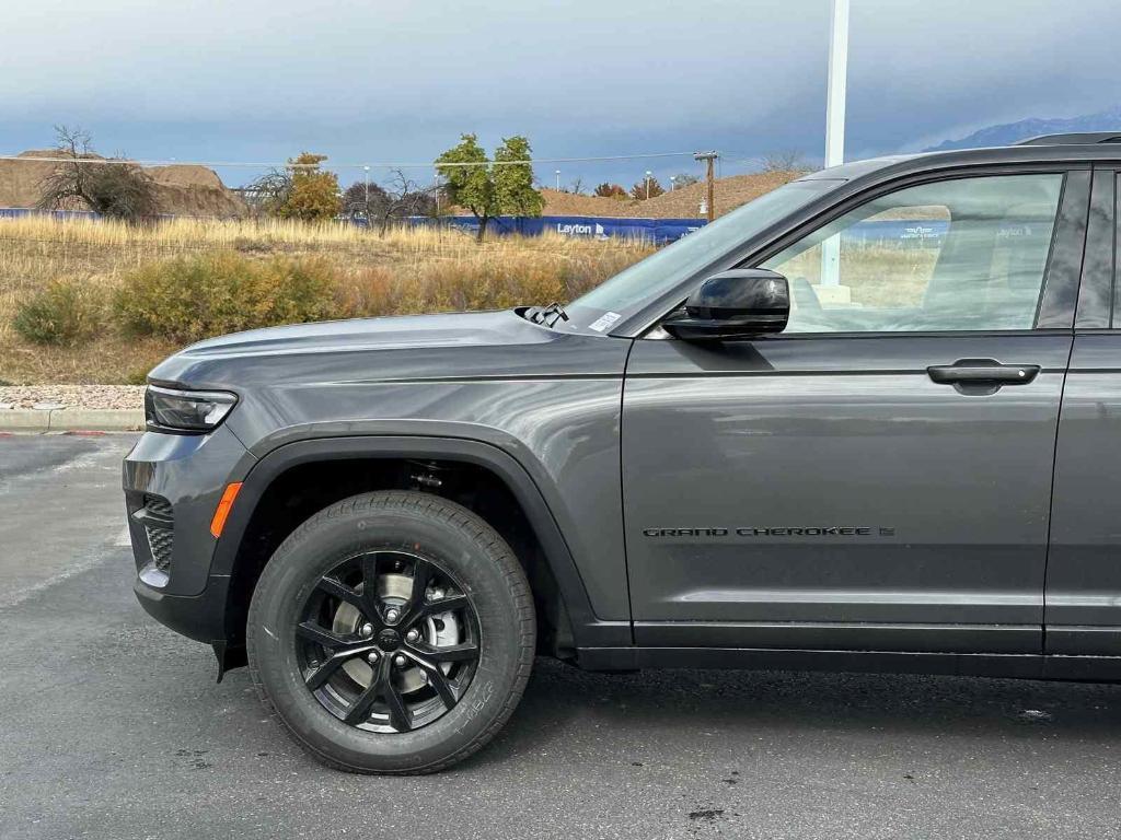 new 2025 Jeep Grand Cherokee car, priced at $43,789