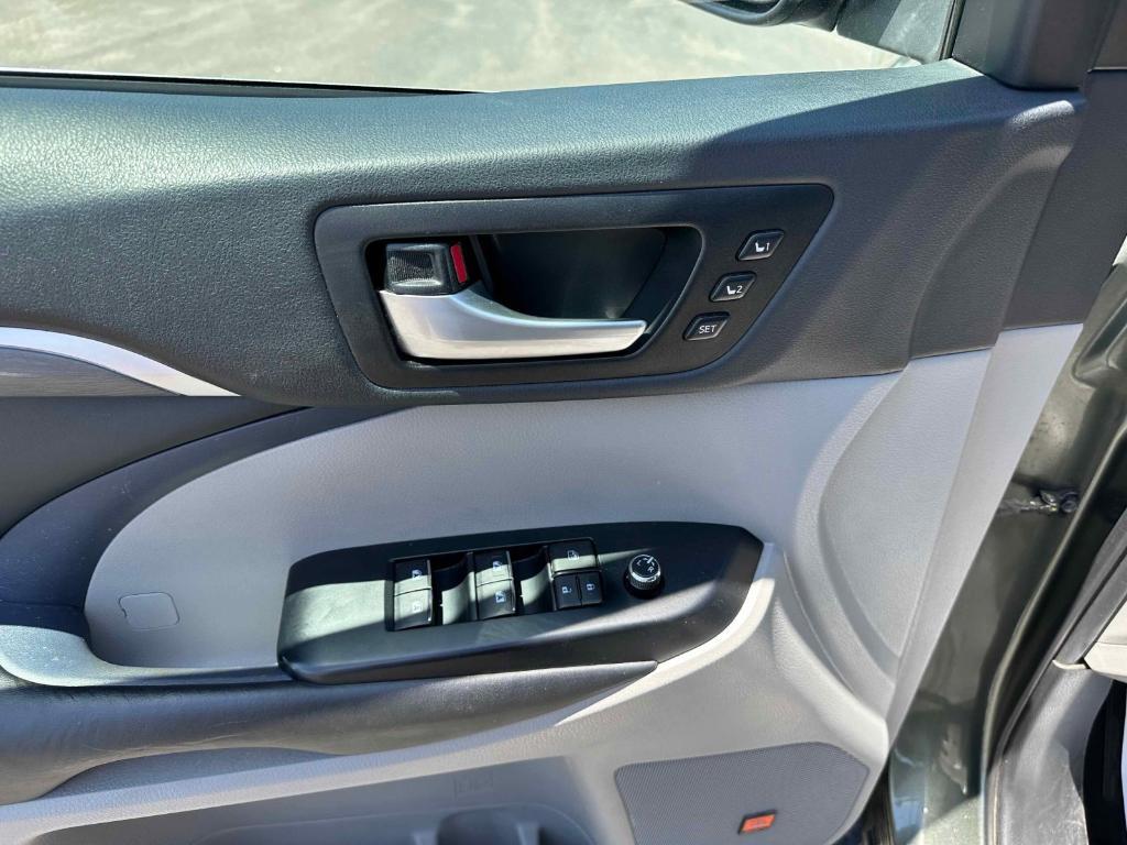 used 2019 Toyota Highlander car, priced at $32,216