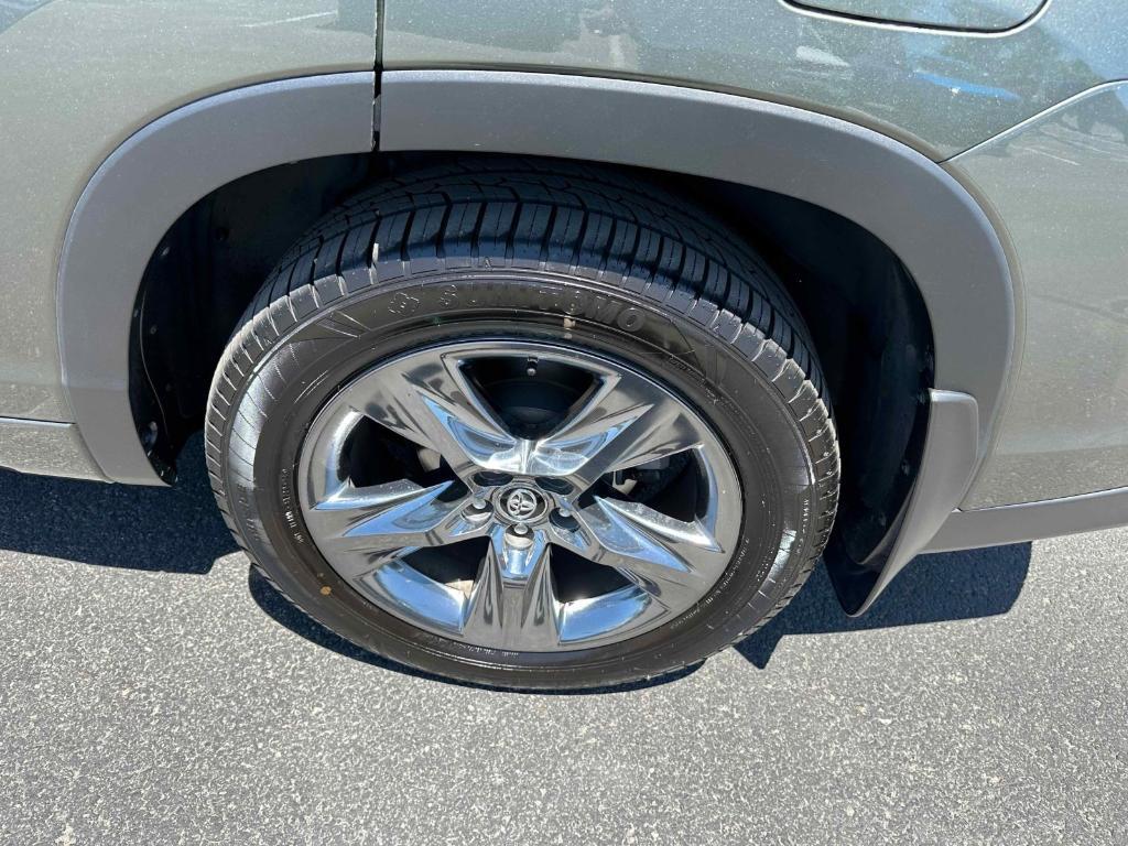 used 2019 Toyota Highlander car, priced at $32,216