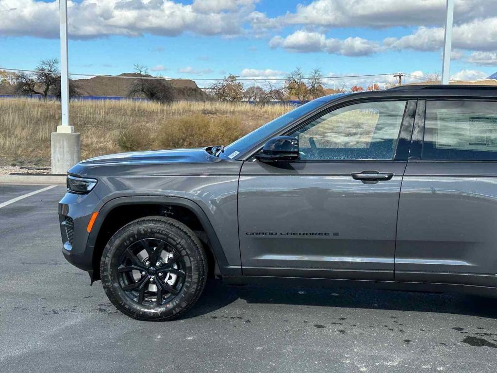 new 2025 Jeep Grand Cherokee car, priced at $43,789