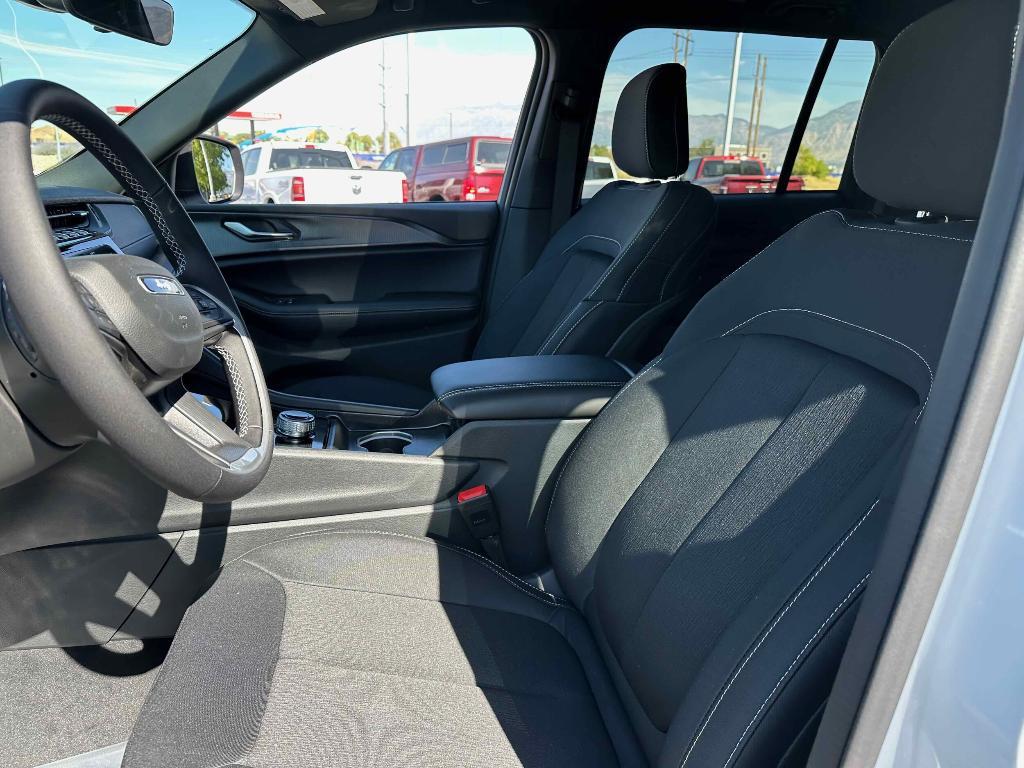 new 2025 Jeep Grand Cherokee car, priced at $37,775