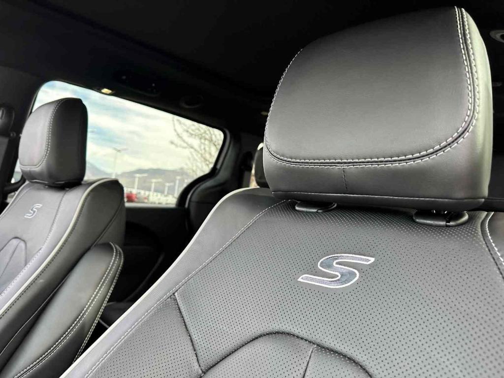 new 2025 Chrysler Pacifica Hybrid car, priced at $50,915