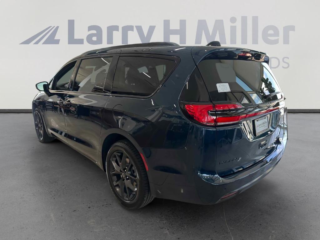 new 2025 Chrysler Pacifica car, priced at $51,464