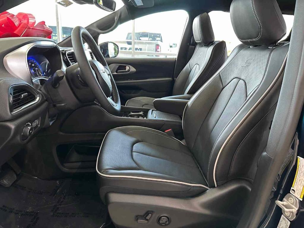 new 2025 Chrysler Pacifica car, priced at $46,326