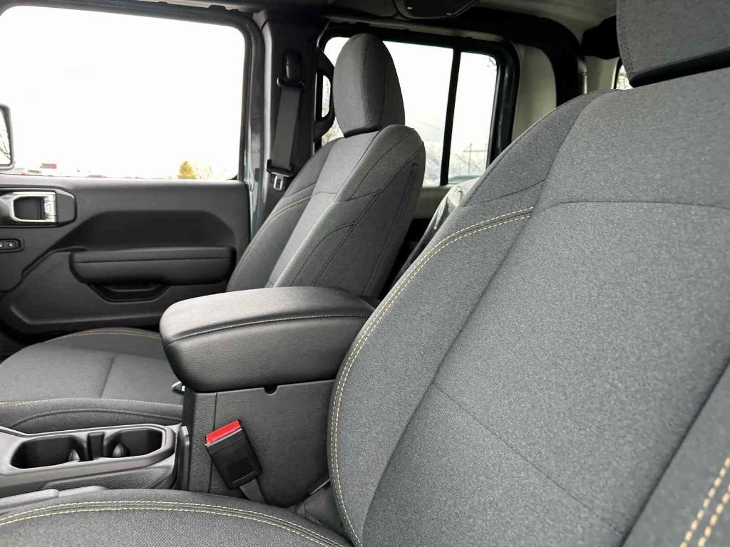 new 2025 Jeep Gladiator car, priced at $48,077
