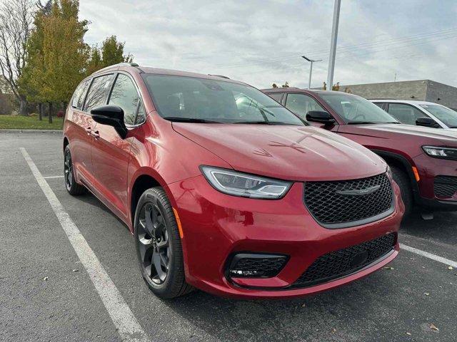 new 2025 Chrysler Pacifica car, priced at $55,580