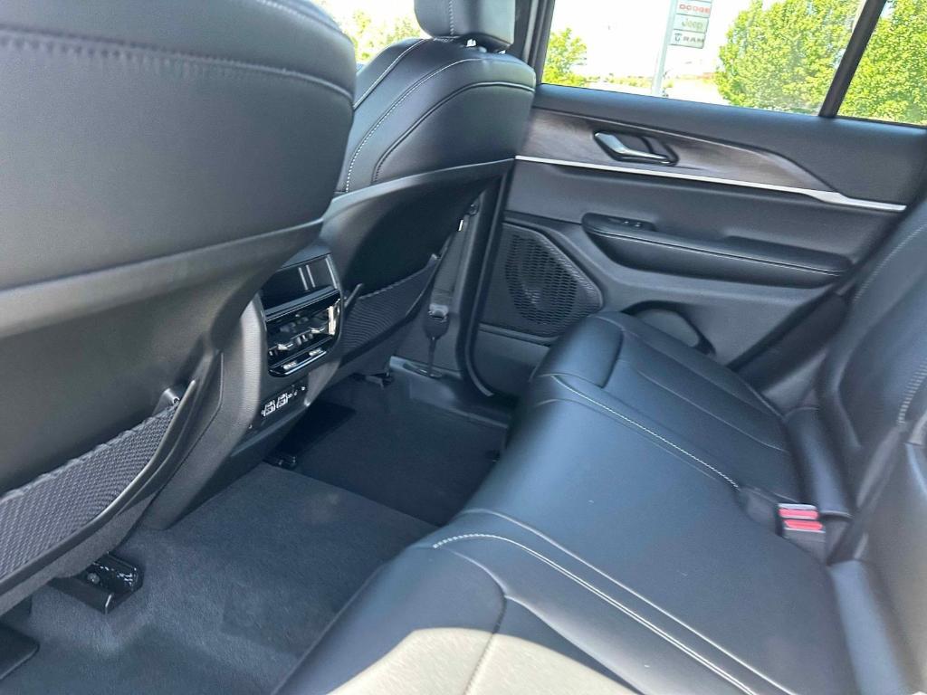 new 2025 Jeep Grand Cherokee car, priced at $45,397
